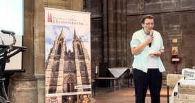 Barbara Hesse leitet die Mitgliederversammlung